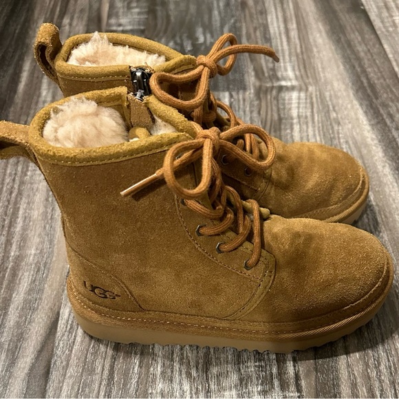 Uggs Neumel zip up kids size 1, good, used condition - Picture 3 of 7